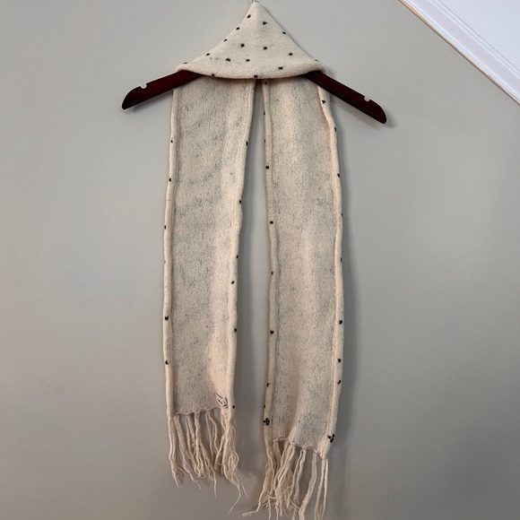 White warm scarf with dark green almost black polka dots - Picture 4 of 8